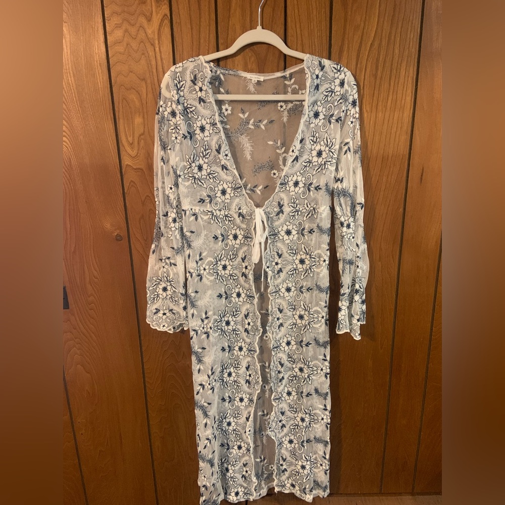 En Crème blue and white lace kimono with tie front